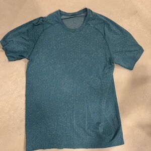 Men’s lululemon shirt (size L)